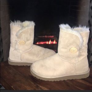 Bailey style UGG boot, light tan